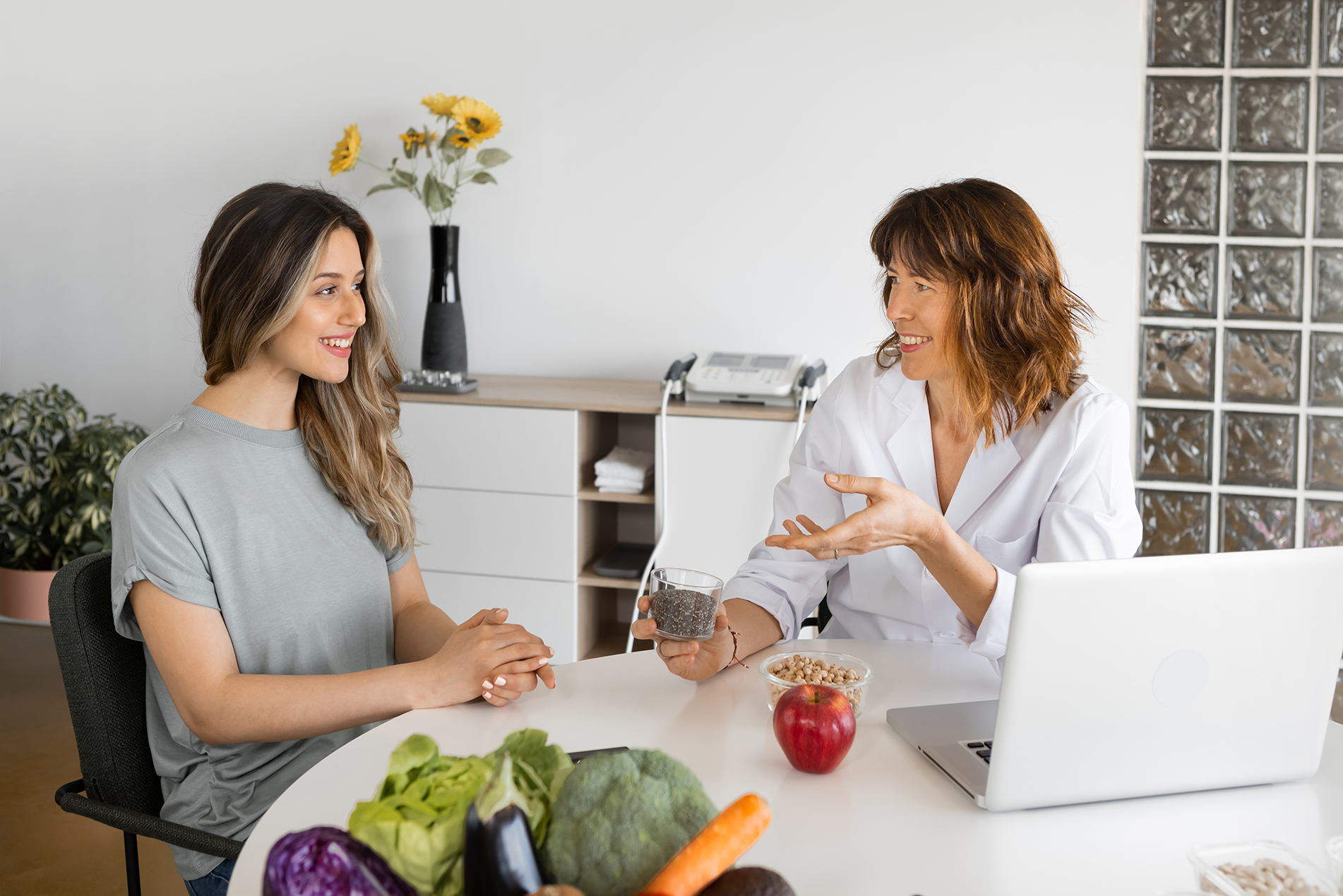 nutritionist working with patient